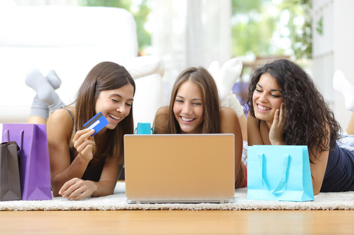 Jugendliche beim Online-Shopping