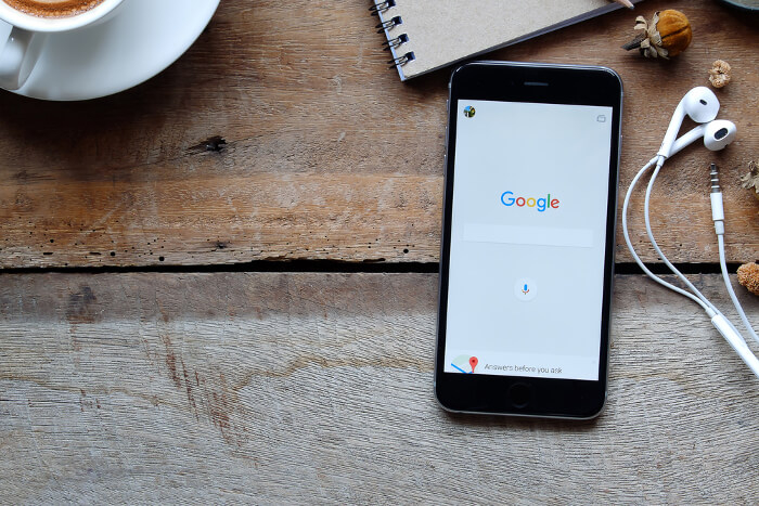 Google Logo auf Smartphone Screen