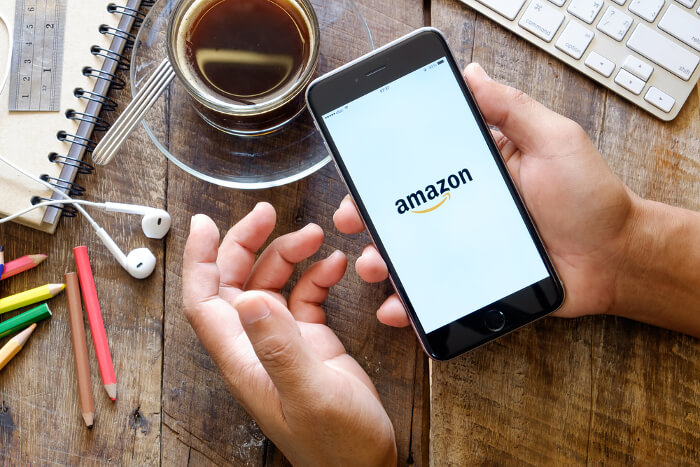 Amazon-Logo auf Handy-Display