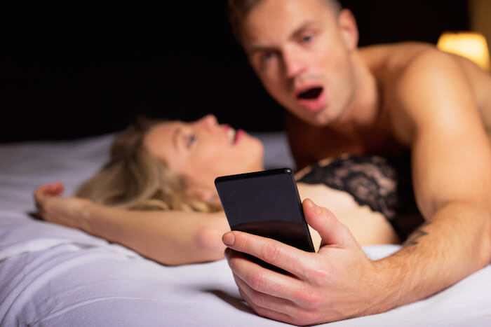 Mann guckt beim Sex aufs Smartphone