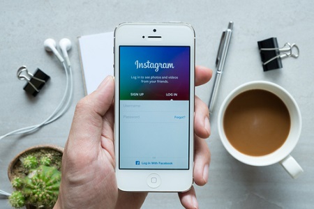Smartphone mit geöffneter Instagram-App 