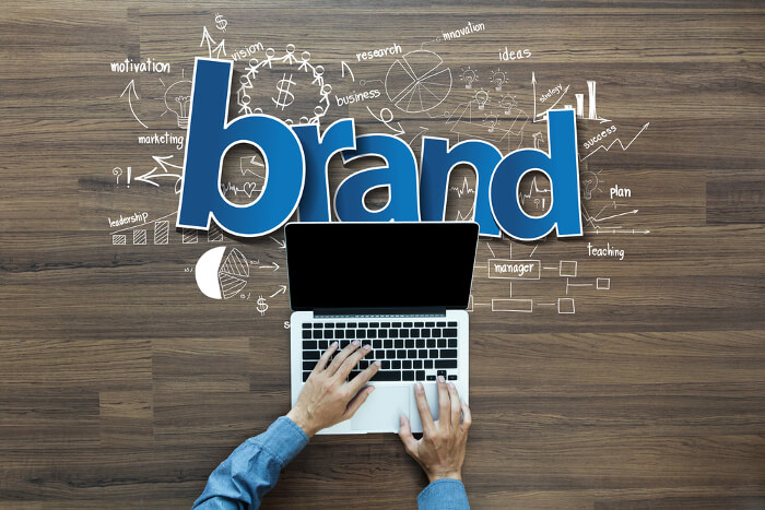 Markenbildung im Online-Handel: Brand-Schriftzug auf Laptop