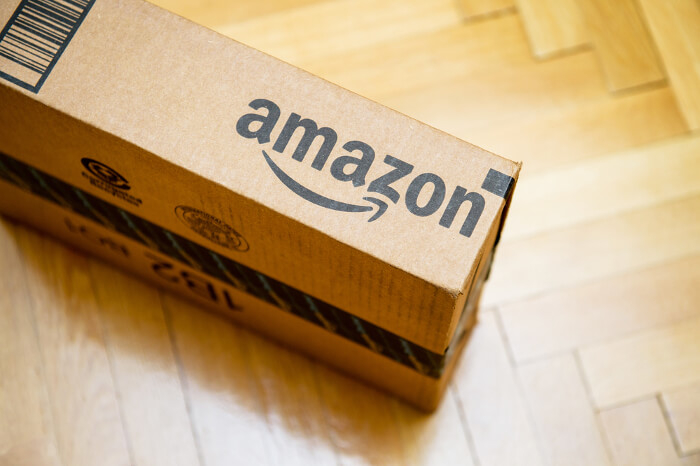 Paket mit Amazon-Logo