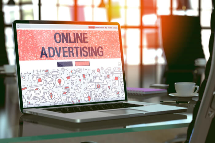 Laptop mit dem Schriftzug Online Advertising auf dem Bildschirm 