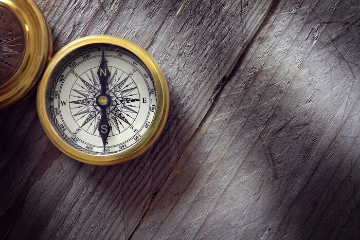 Kompass auf Holzgrund