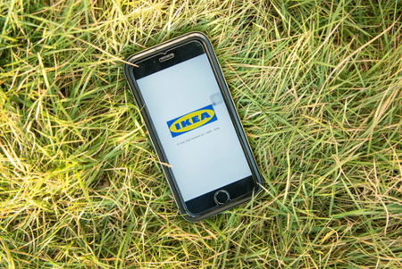 Ikea-Logo auf Smartphone