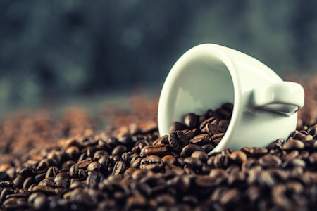 Espressotasse in Kaffeebohnen