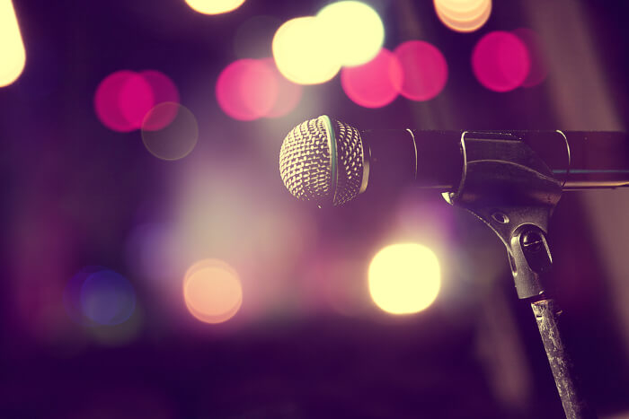 Mikrophon auf Bühne