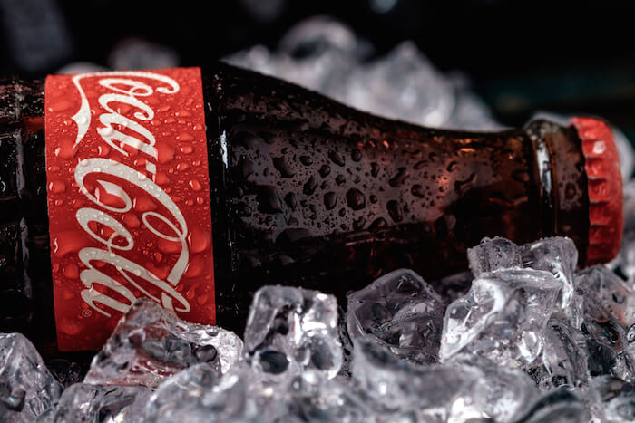 Cola-Flasche auf Eis