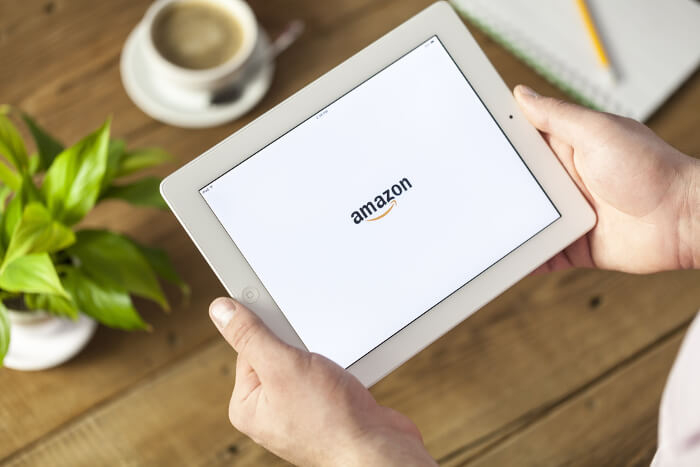 Amazon-Logo auf Tablet-Screen