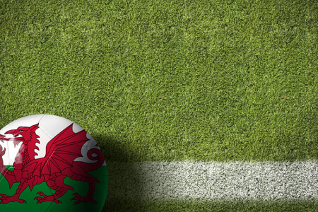 Wales-Fußball auf grünem Rasen