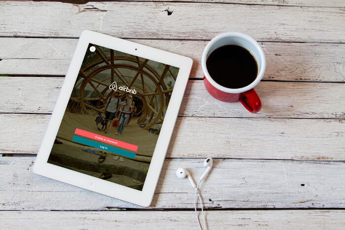 Airbnb-Website auf einem Tablet-Display