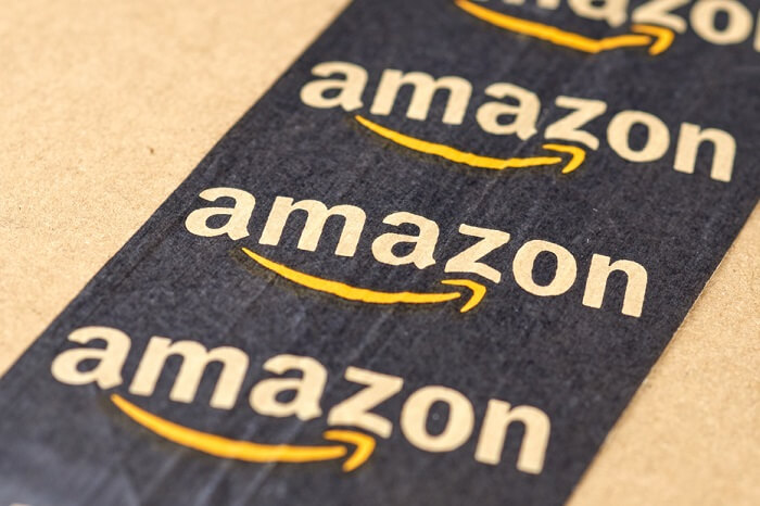 Amazon Paket mit gebrandetem Klebeband 