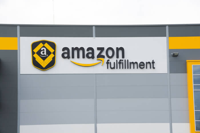 Logo: Amazon FBA auf Logistikgebäude
