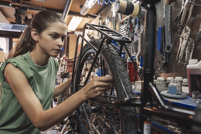 Lady repariert Bike