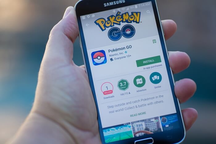 Samsung Smartphone mit geöffnetem Playstore – Pokémon Go App 