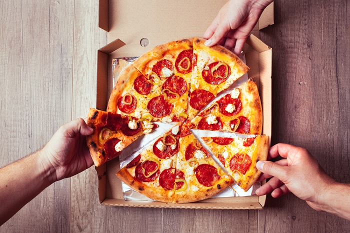 Pizza und drei Personen