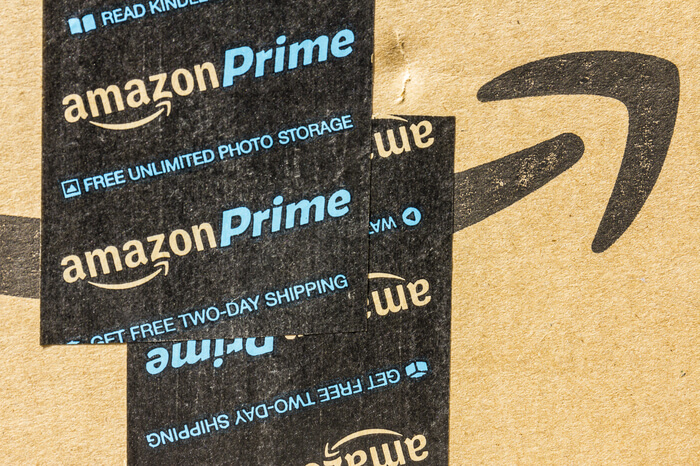 Amazon Prime-Aufkleber auf einem Paket