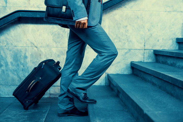 Auf Geschäftsreise: Mann mit Koffer