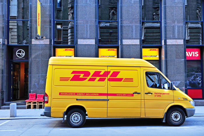 DHL Paket-Auto auf einer Straße