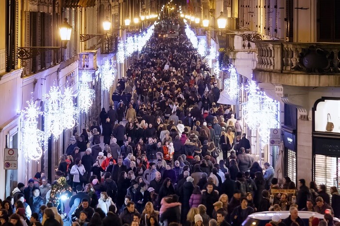 Crowd in Via dei Condotti for Christmas shopping