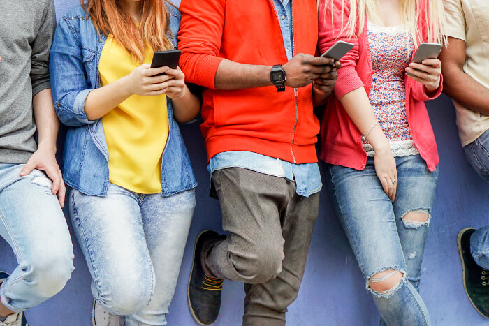 Mobile-First: Menschen mit Smartphones in der Hand
