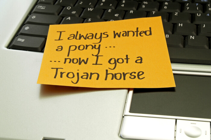 Klebezettel an Laptop auf dem steht  I always wanted a pony, now I got a Trojan horse