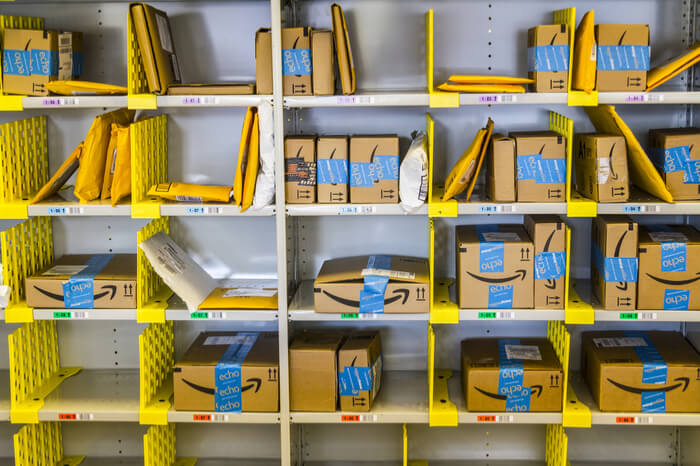 Amazon-Lieferungen im Regal