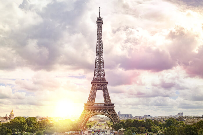 Paris: der Eiffelturm im Sonnenlicht
