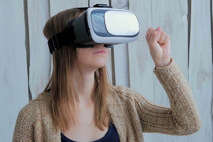 Lady mit Virtual-Reality-Brille