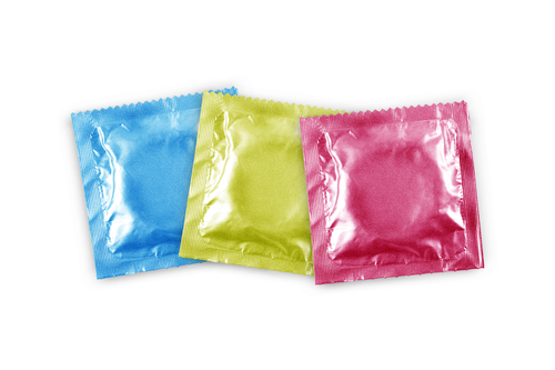 3 Kondome auf weißem Grund
