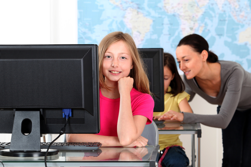 Schülerin im Unterricht vor einem Rechner