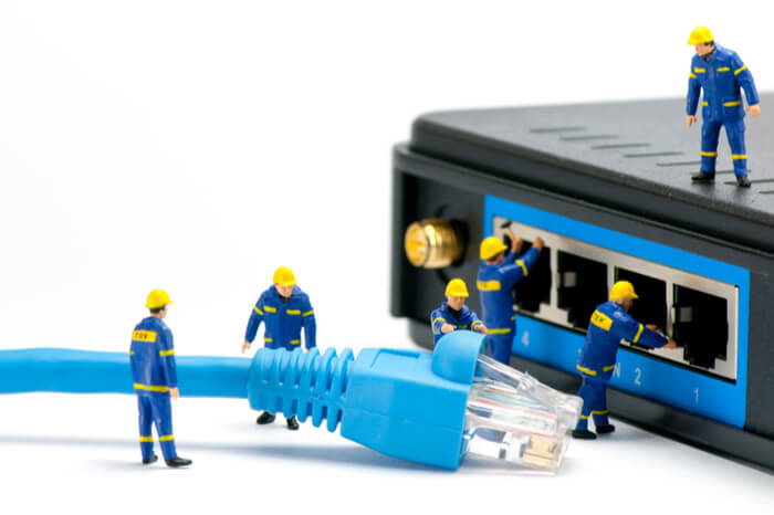 Techniker, Netzwerkkabel und Router
