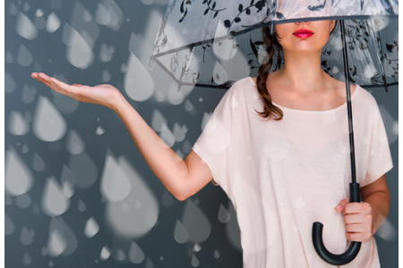 Frau mit Schirm
