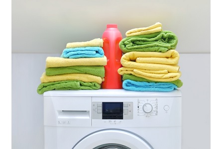 Frische Wäsche auf einer Waschmaschine