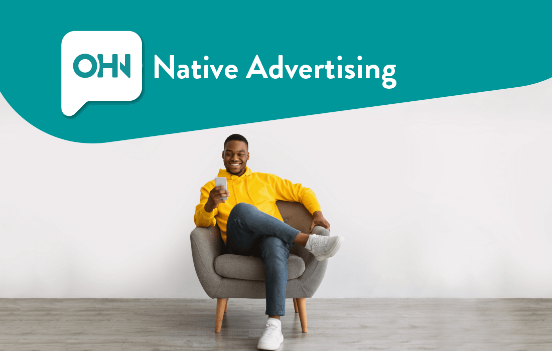 Native Advertising: Person schaut sich Werbeformat auf Smartphone an